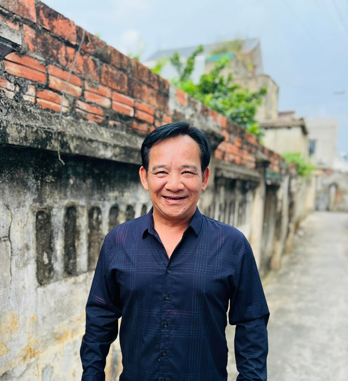 Trên màn ảnh, nghệ sĩ Quang Tèo để lại dấu ấn trong lòng khán giả với hình tượng người nông dân quê mùa, lam lũ. Tuy nhiên, ngoài đời, nam danh hài là "đại gia chính hiệu". Ảnh: FBNV