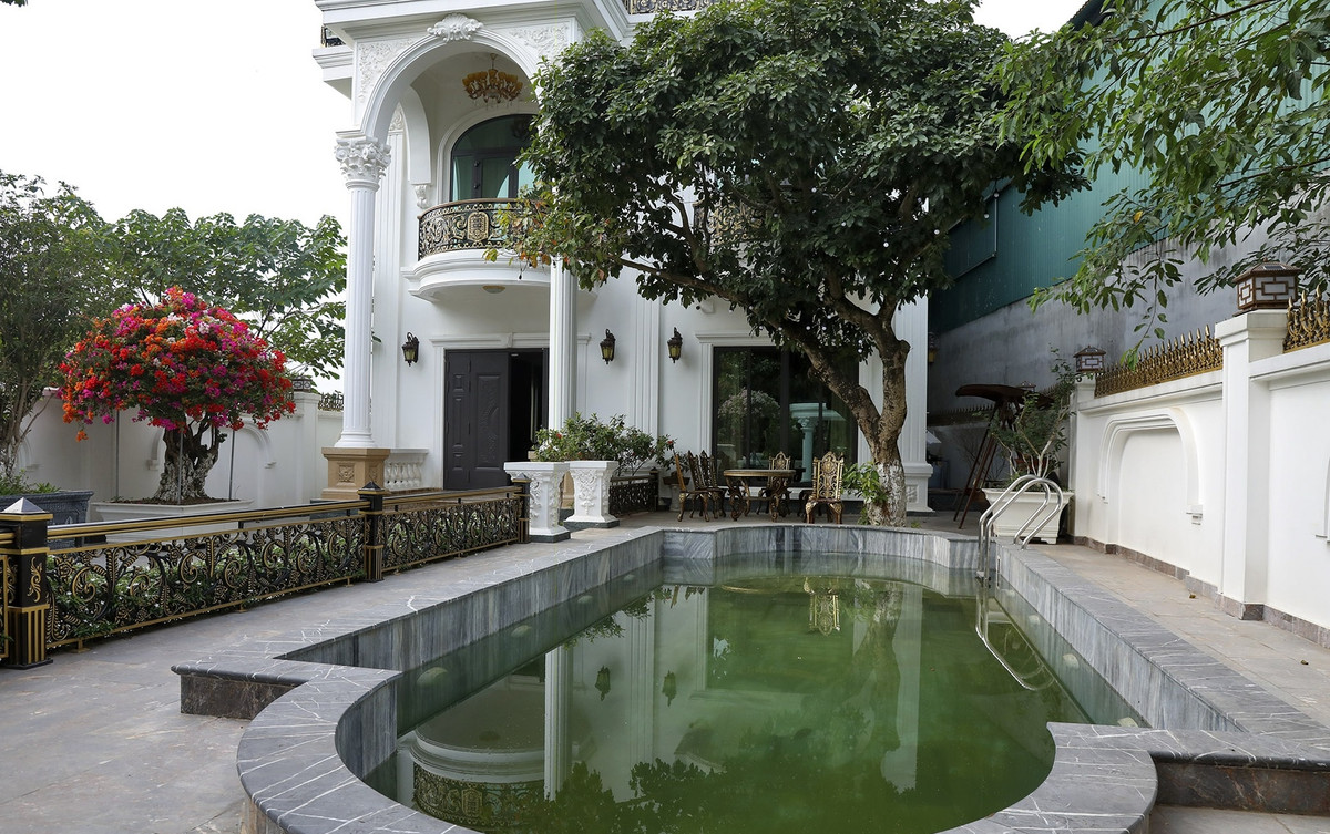 Trong khuôn viên biệt thự có bể bơi. Ảnh: Dân trí