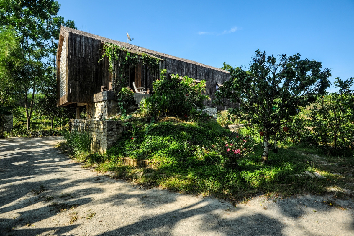 Con đường được che chở bởi các loại cây nhiệt đới như cau, chuối, trở thành khung cảnh cuộc sống yên bình với thiên nhiên.