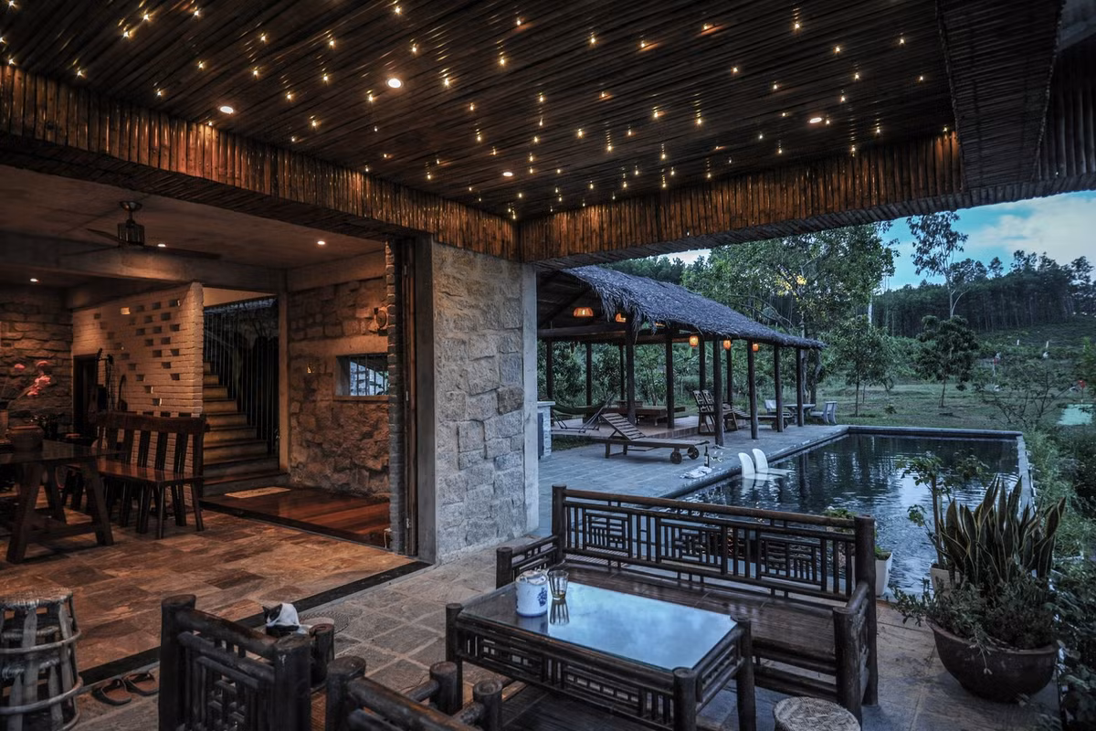 Không gian sống đơn giản, xóa bỏ sự ngăn cách giữa con người và thiên nhiên, không còn ranh giới giữa không gian sống bên trong và cảnh quan bên ngoài.