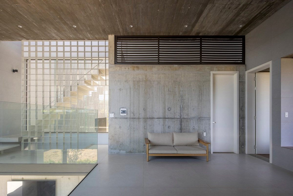 Hơn nữa, PVT House tích hợp các kỹ thuật thông gió truyền thống vào thiết kế hiện đại với khoảng hở giữa hai lớp mái bê tông giúp tản nhiệt và giữ cho bên trong mát mẻ. Ảnh: Hoàng Lê