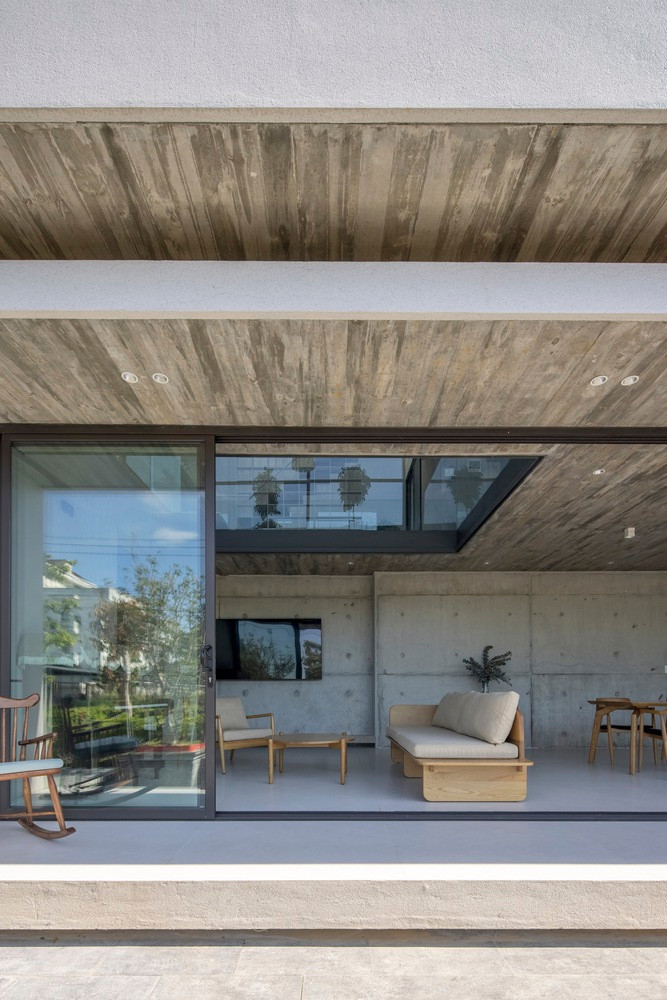 Khối dưới trải dài dọc theo khu vườn, ôm trọn cây xanh, trong khi khối trên, có quy mô lớn hơn, đóng vai trò như một lớp vỏ bảo vệ, che chắn cho khối dưới. Ảnh: Hoàng Lê