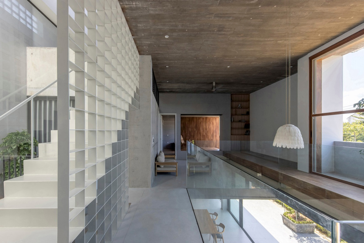 Cửa kính lớn có thể mở hoàn toàn, xóa bỏ lớp ngăn cách giữa trong và ngoài. Ảnh: Hoàng Lê