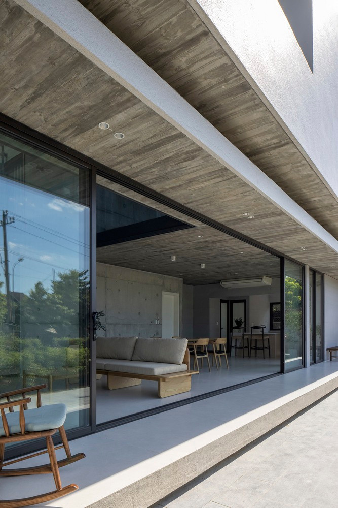 Tầng trệt là các không gian chung liên kết với nhau, đều mở tầm nhìn hướng ra khu vườn. Ảnh: Hoàng Lê