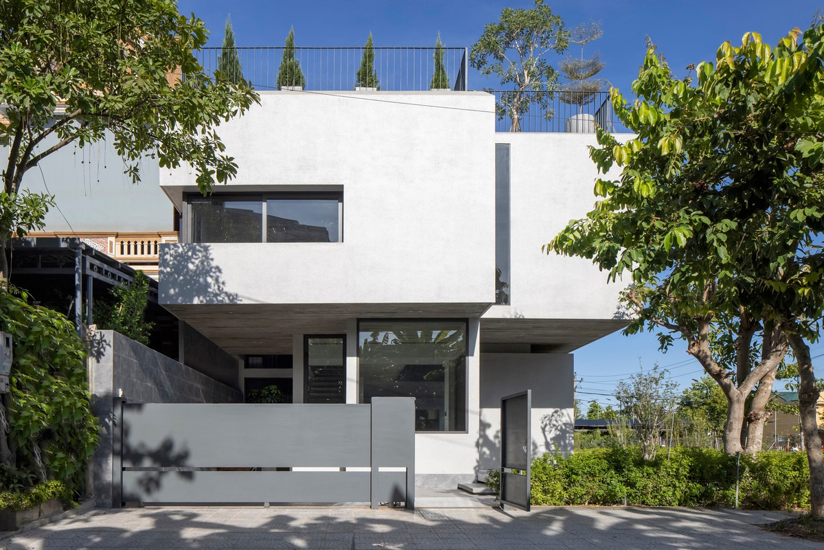 Lớp vỏ này tạo ra các hiên nhà và loggia cho phép thông gió tự nhiên và điều chỉnh ánh sáng đồng thời bảo vệ nội thất khỏi sự tiếp xúc trực tiếp với thời tiết. Ảnh: Hoàng Lê