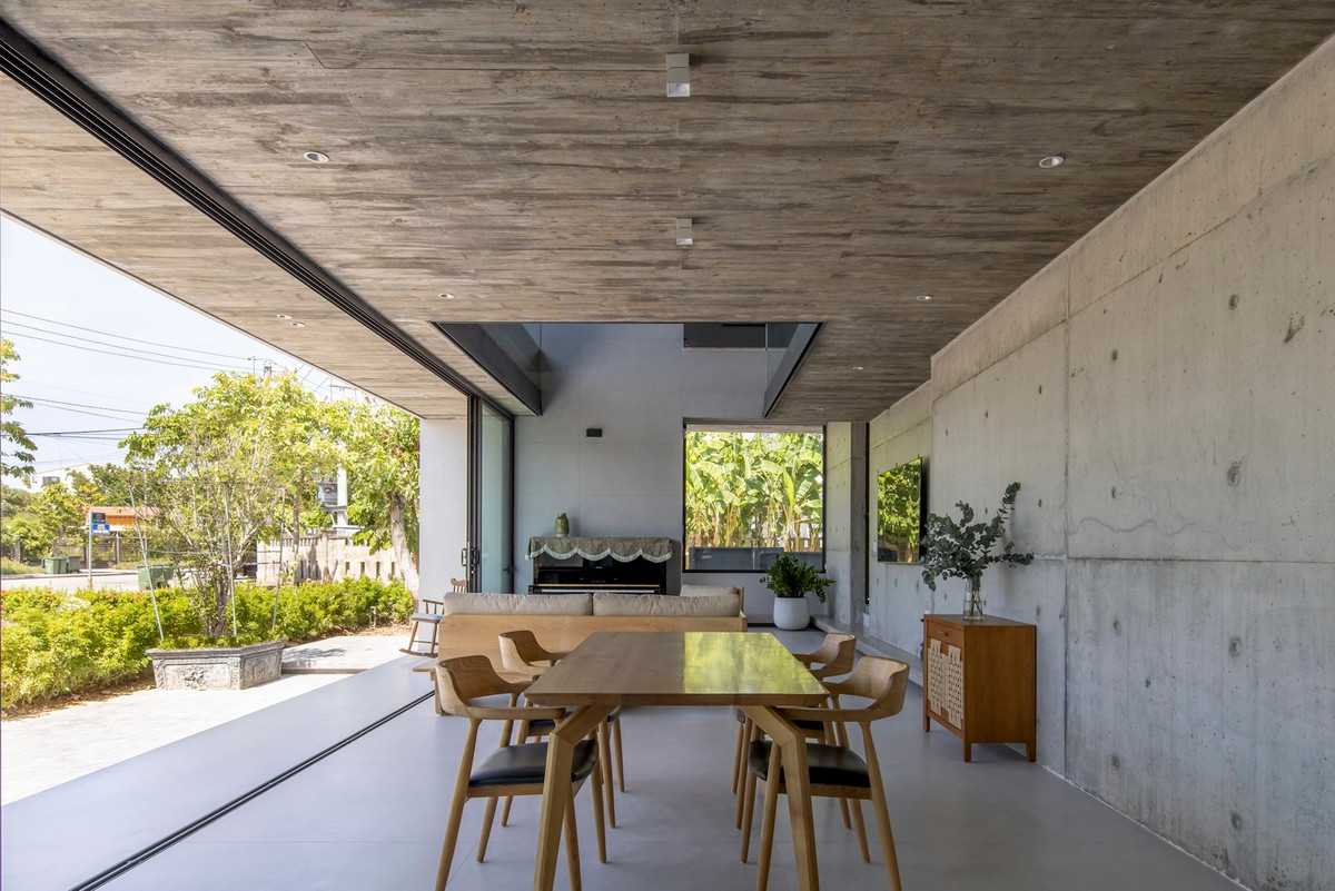 Ngôi nhà gồm hai khối hình chữ nhật xếp chồng lên nhau, định hướng theo chiều ngang. Bố cục này không chỉ tối đa hóa tầm nhìn mà còn tạo ra sự kết nối với cảnh quan. Ảnh: Hoàng Lê