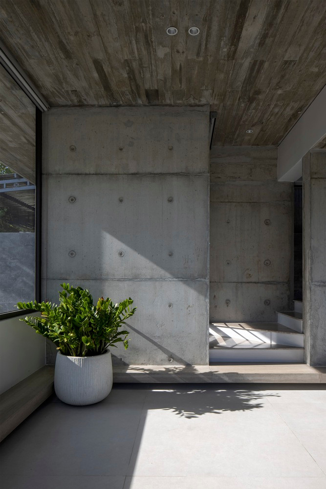 Sự tương tác giữa không gian đặc và không gian rỗng đảm bảo luồng không khí hiệu quả và sự cân bằng hài hòa giữa sự riêng tư và cởi mở. Ảnh: Hoàng Lê