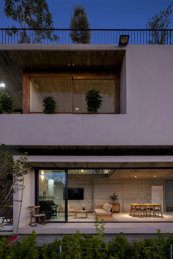 Khối nhà trên lớn hơn bên dưới, bảo vệ khối nhà dưới khỏi tác động trực tiếp của thời tiết, có bố trí hiên và loggia cho phép thông gió tự nhiên và điều chỉnh ánh sáng. Ảnh: Hoàng Lê