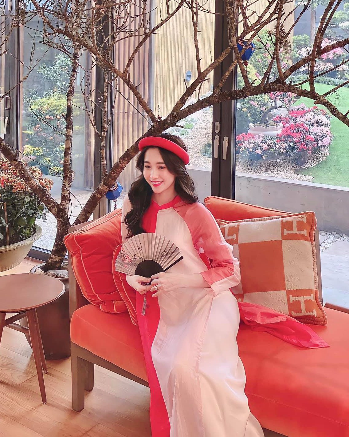 Phòng khách lớn được trang hoàng lộng lẫy, những bức tường kính bao quanh để lộ khu vườn rực rỡ chẳng khác gì một khu resort cao cấp. Ảnh: FBNV