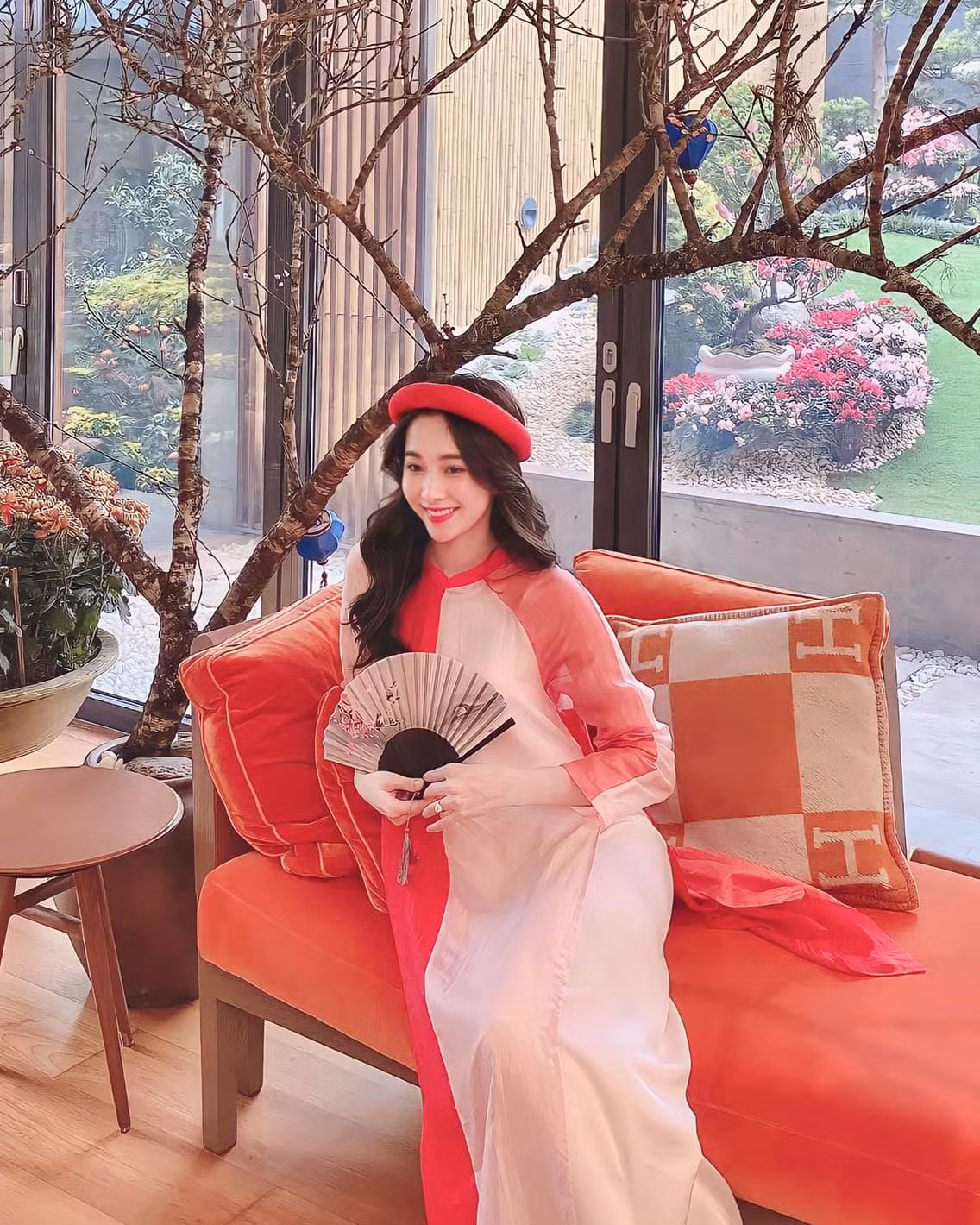 Phòng khách lớn được trang hoàng lộng lẫy, những bức tường kính bao quanh để lộ khu vườn rực rỡ chẳng khác gì một khu resort cao cấp. Ảnh: FBNV