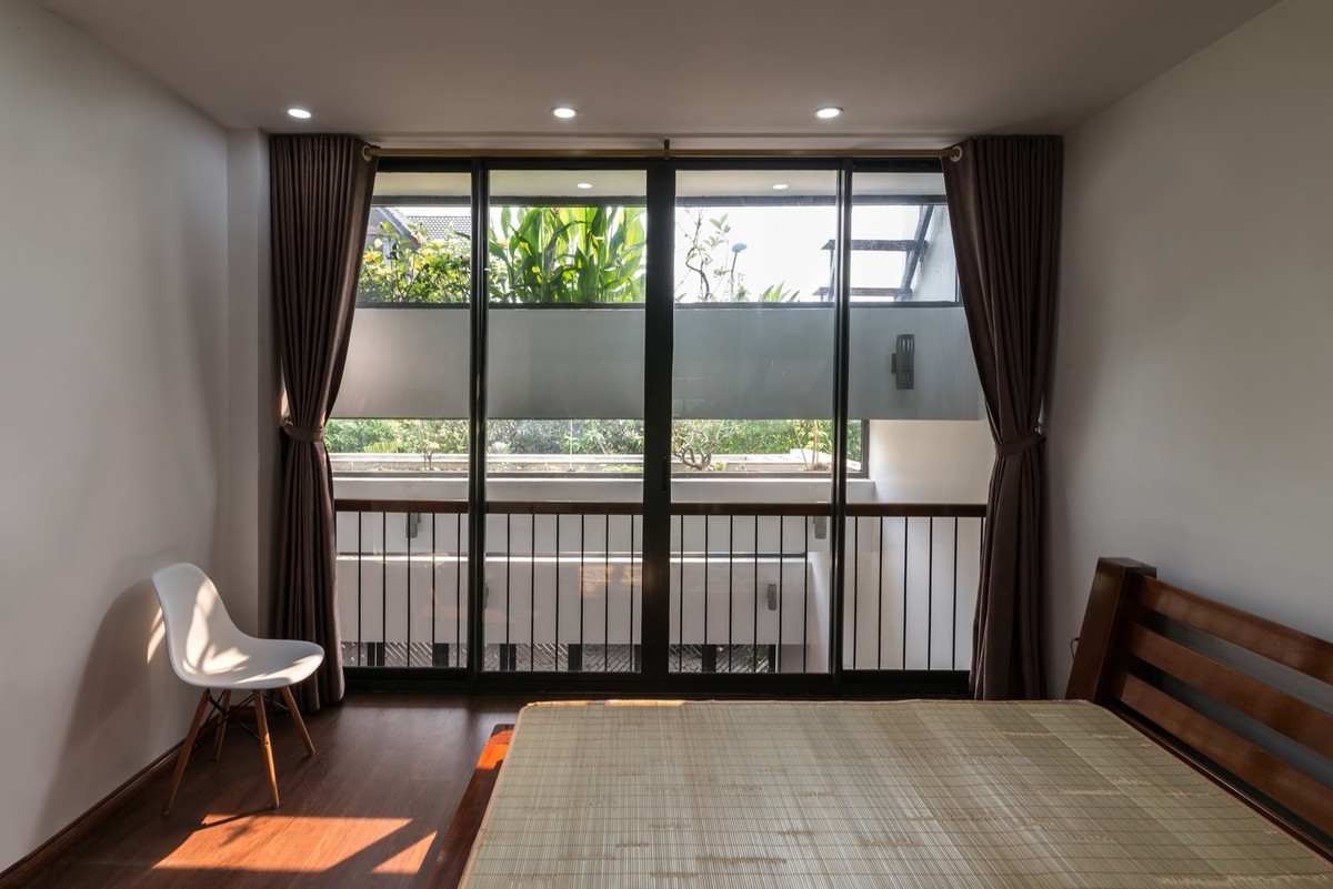 Phòng ngủ đơn giản, thoáng đãng nhưng vẫn đảm bảo sự riêng tư.