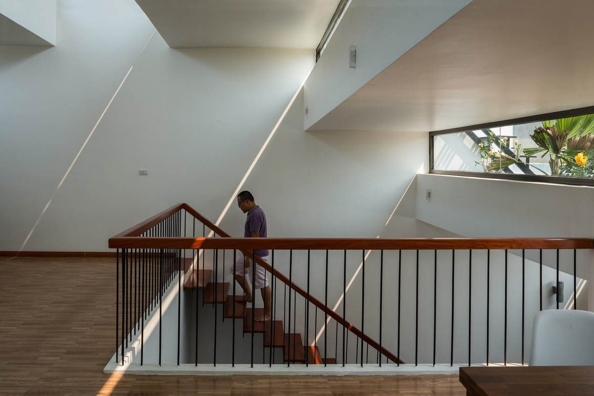 Nhờ thiết kế tầng mái độc đáo, các phòng chức năng trong nhà đều nhận được khí trời và ánh sáng tự nhiên.