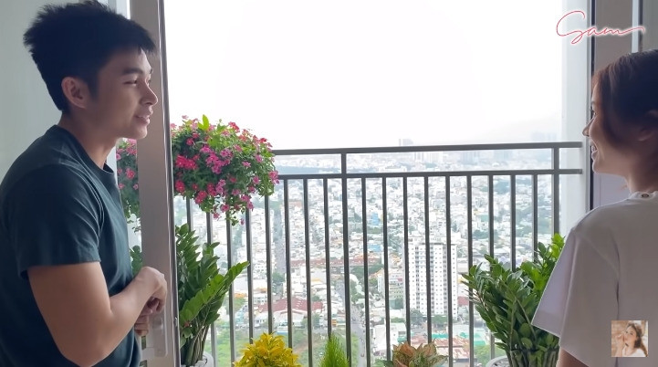 Ban công view đẹp có thể nhìn bao quát cả quận 2 và quận 7. Nguồn ảnh: FBNV, chụp màn hình