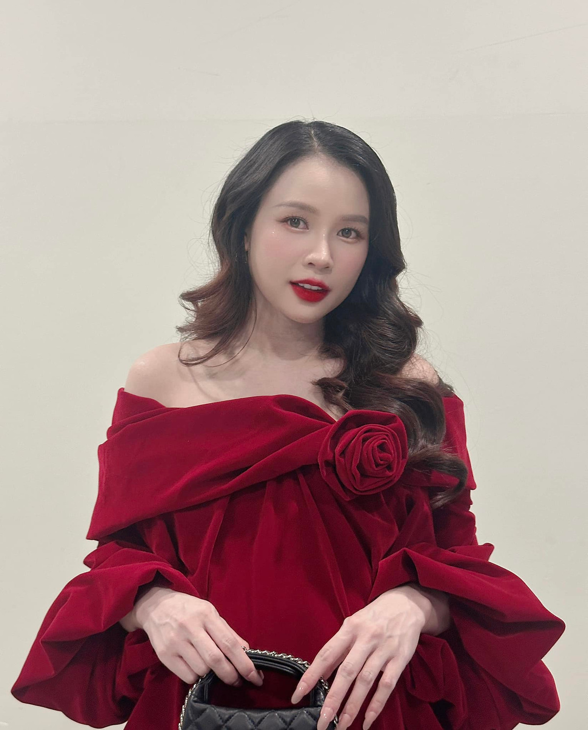 Sam đăng ký kết hôn với bạn trai hồi tháng 4/2023. Thời điểm đó, nhiều người cho rằng diễn viên 9X sắp lên xe hoa, nhưng hiện tại cô vẫn chưa hé lộ chi tiết về kế hoạch này. Ảnh: FBNV