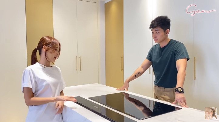 Căn nhà có tone màu trắng xám chủ đạo. Toàn bộ căn nhà đều được lắp đặt máy móc hiện đại và có chức năng tự động hóa.