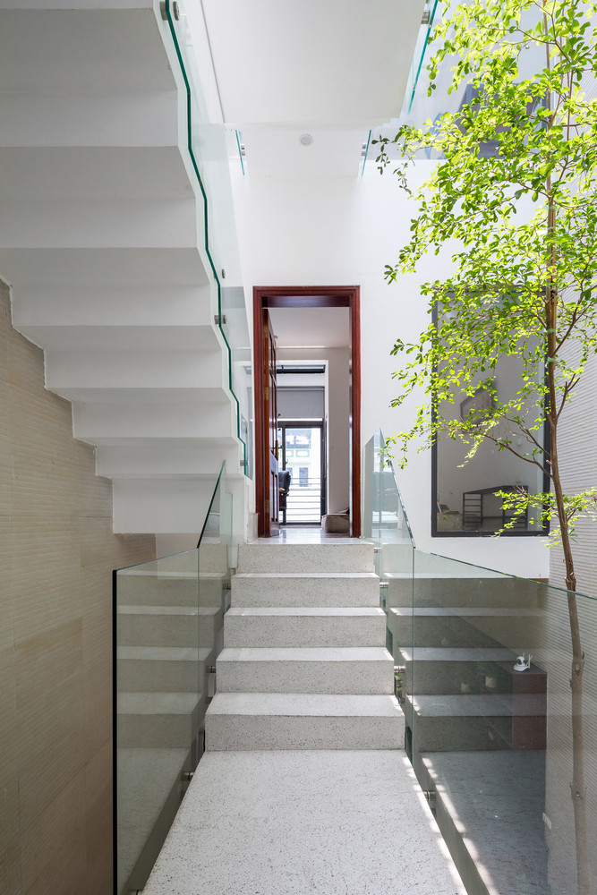 Không gian bên trong nhà được chia thành hai khu vực riêng biệt và được kết nối bằng cầu thang nằm ở giữa nhà giúp tối đa hóa sự thông gió, lan tỏa ánh sáng tự nhiên và tăng tính kết nối giữa các tầng.