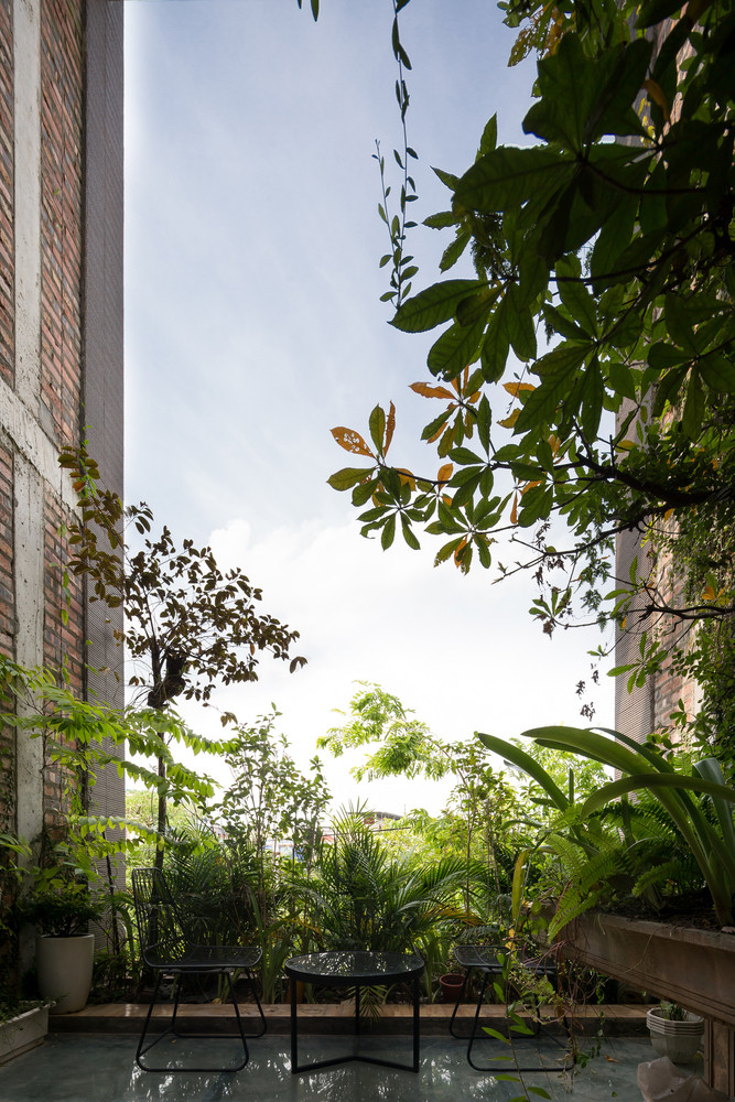 Thứ ba, do vị trí địa lý trong một khu vực đông dân cư và gần ba khu công nghiệp lớn, vấn đề ô nhiễm bụi và tiếng ồn được quan tâm đặc biệt.