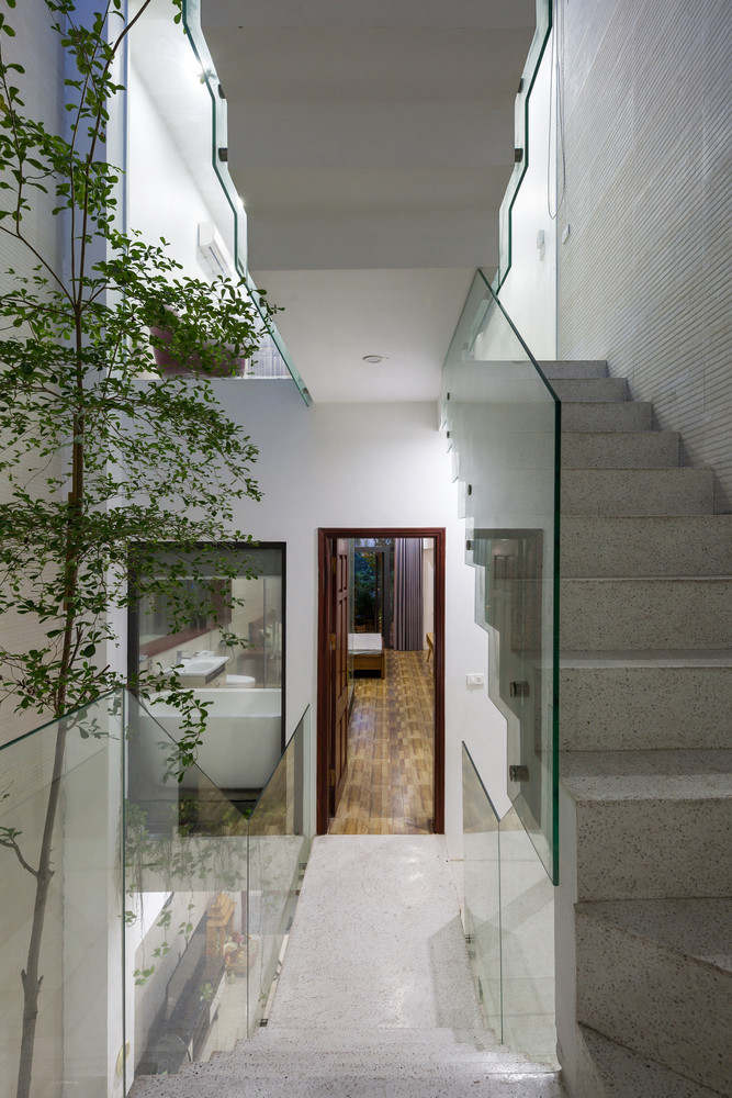  Căn nhà có mặt tiền hẹp và sâu, hơn nữa chỉ một mặt tiếp giáp với đường phố nên hạn chế về tầm nhìn, thông gió, chiếu sáng và lối ra.