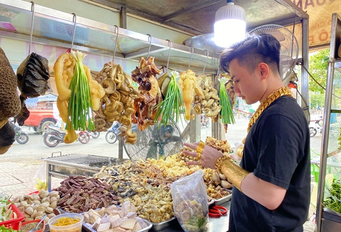 Ngay từ bé, Cường đã thích nhìn vàng lấp lánh, lớn lên khi có tiền anh chọn cách sắm vàng để dành. Ảnh: Facebook
