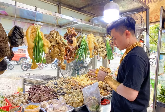 Ngay từ bé, Cường đã thích nhìn vàng lấp lánh, lớn lên khi có tiền anh chọn cách sắm vàng để dành. Ảnh: Facebook