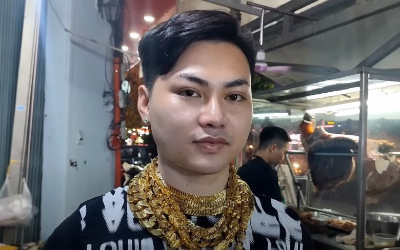 Ngày nào cũng tiếp xúc với nhiều người, chàng trai trẻ lấy đó làm sự dũng cảm để “dát vàng” lên người. Ảnh: Dân trí