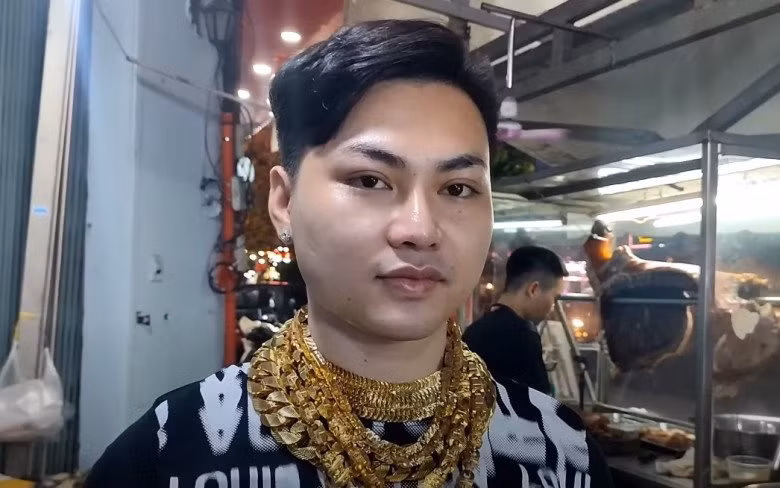 Ngày nào cũng tiếp xúc với nhiều người, chàng trai trẻ lấy đó làm sự dũng cảm để “dát vàng” lên người. Ảnh: Dân trí