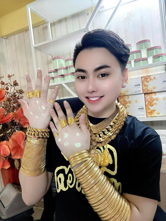 Ấn tượng hơn là hai chiếc dây chuyền vàng “khủng” cùng số lắc vàng đeo đến gần khuỷu tay của chàng thanh niên. Ảnh: Facebook