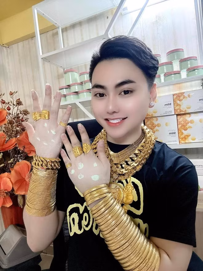 Ấn tượng hơn là hai chiếc dây chuyền vàng “khủng” cùng số lắc vàng đeo đến gần khuỷu tay của chàng thanh niên. Ảnh: Facebook