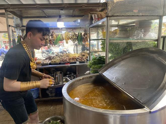 Trong khi nhiều người trẻ tuổi thường dùng tài sản tích lũy cho chứng khoán, tiết kiệm ngân hàng thì với Cường, vàng đã trở thành đam mê. Ảnh: Facebook