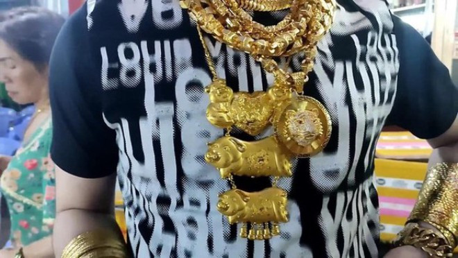 Ban đầu, Cường cũng ngại nhưng dần thành quen. Anh có nhẫn, dây chuyền, lắc tay, tổng cộng gần 70 lượng. Ảnh: Facebook