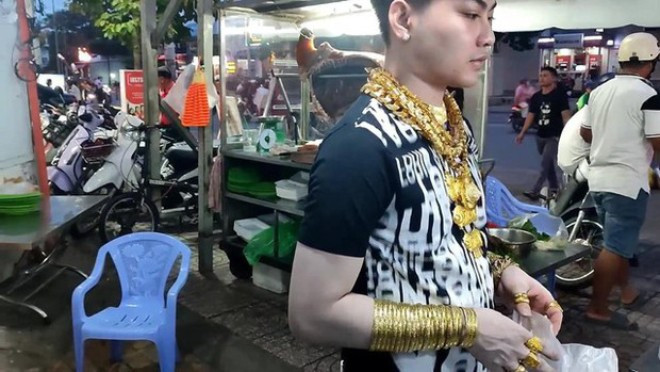 Giá vàng 9999 của SJC hiện ở mức 89,9 triệu đồng/lượng, vàng nhẫn 9999 có giá 76,9 triệu đồng/lượng. Ước tính, bộ sưu tập vàng Cường diện trên người trị giá hơn 6 tỷ đồng. Ảnh: Facebook