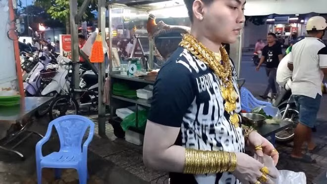 Giá vàng 9999 của SJC hiện ở mức 89,9 triệu đồng/lượng, vàng nhẫn 9999 có giá 76,9 triệu đồng/lượng. Ước tính, bộ sưu tập vàng Cường diện trên người trị giá hơn 6 tỷ đồng. Ảnh: Facebook