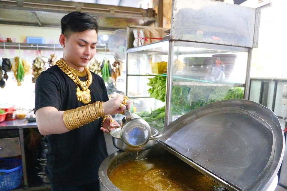 Năm 2018, Cường bắt đầu ra đứng bán ở tiệm lẩu bò gia truyền ở đường Tạ Quang Bửu (quận 8, TP HCM). Ảnh: Dân trí