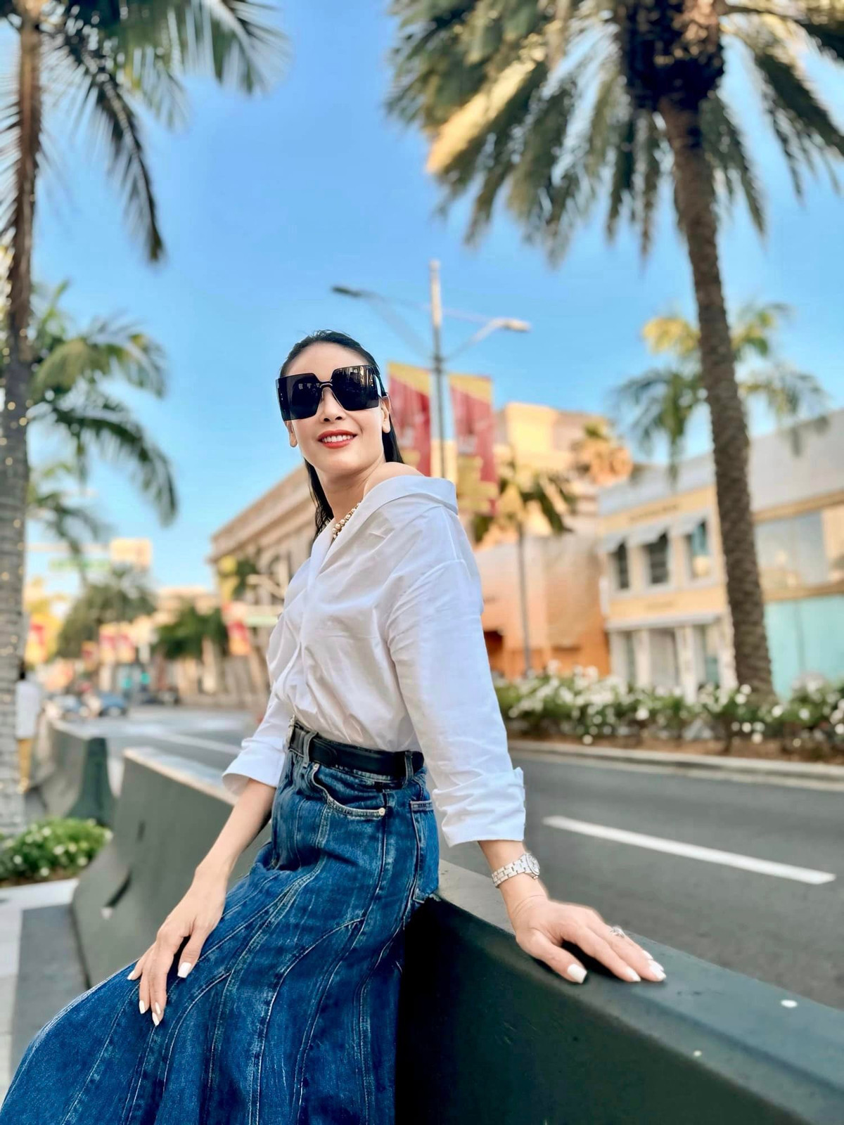 Người đẹp cho biết, trước đây từng mua miếng đất 600m2 ở quận Gò Vấp (TP HCM) với giá rất rẻ, chỉ khoảng 2 chỉ vàng/m2. Sau khi xây nhà lên ở, vài năm sau Hà Kiều Anh bán lại với giá mấy trăm cây vàng. Ảnh: FB Ha Kieu Anh