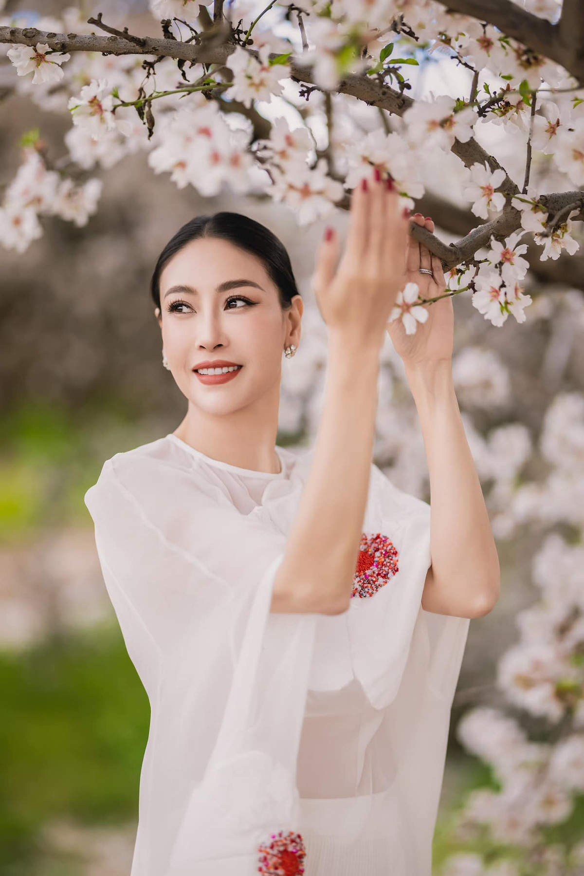 Mỗi khi ra ngoài, Hoa hậu Hà Kiều Anh đều diện những bộ trang phục “toát ra mùi tiền” với loạt đồ hiệu như túi xách, giày dép... Ảnh: FB Ha Kieu Anh