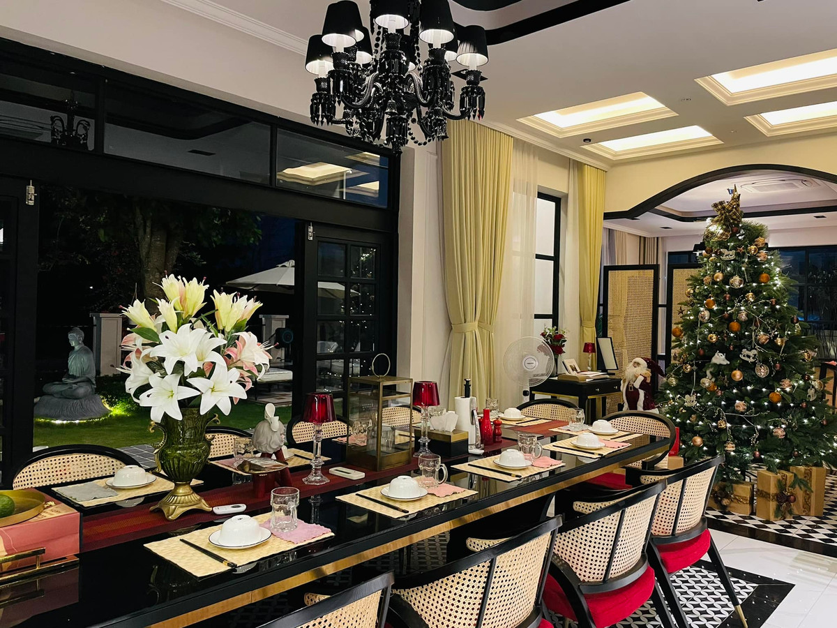 Bên trong, nam diễn viên sử dụng nhiều nội thất bằng gỗ, tranh vẽ trang trí, tạo không gian sang trong nhưng không kém phần hoài cổ. Ảnh: FB Nguyễn Quốc Trường