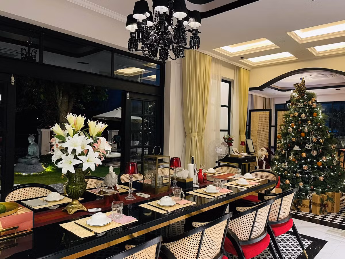 Bên trong, nam diễn viên sử dụng nhiều nội thất bằng gỗ, tranh vẽ trang trí, tạo không gian sang trong nhưng không kém phần hoài cổ. Ảnh: FB Nguyễn Quốc Trường