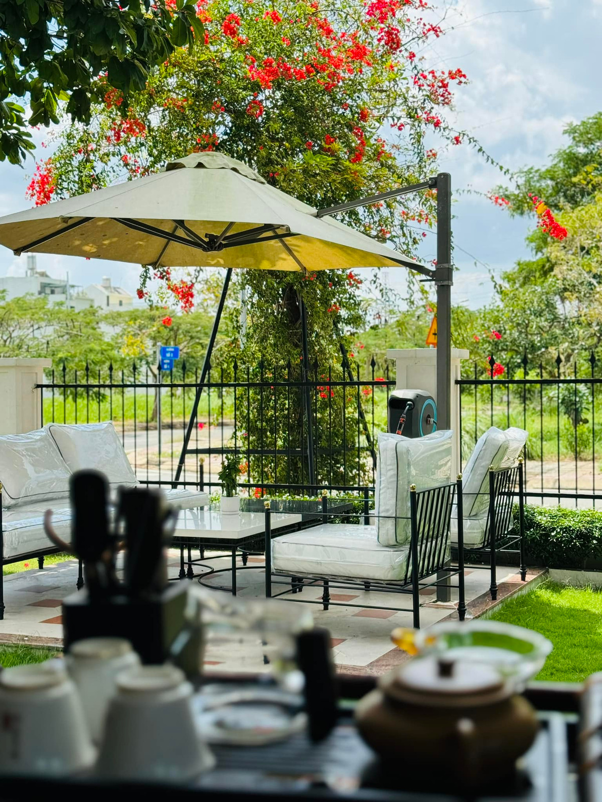 Khoảng sân thường được Quốc Trường tận dụng để tổ chức tiệc ngoài trời hoặc trà chiều. Ảnh: FB Nguyễn Quốc Trường