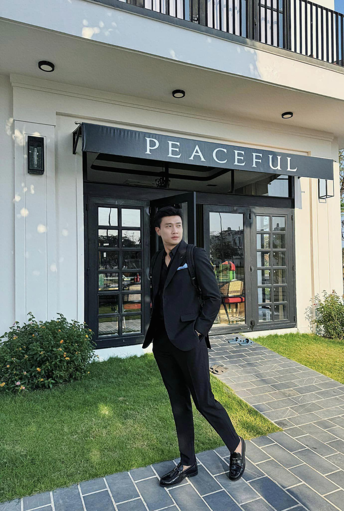 Biệt thự của Quốc Trường nằm trên mặt đường lớn, mang phong cách kiến trúc hiện đại với tông màu trắng và đen chủ đạo. Ảnh: FB Nguyễn Quốc Trường