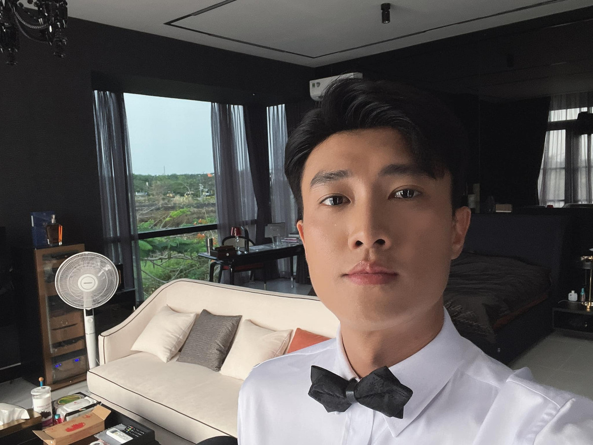 Phòng ngủ của Quốc Trường sử dụng gam màu trắng đen chủ đạo. Ảnh: FB Nguyễn Quốc Trường