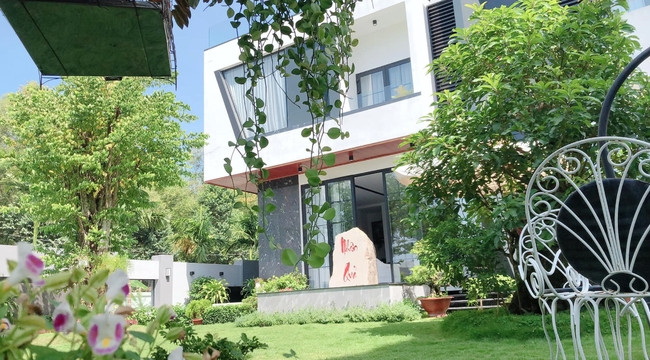 Ngoài căn biệt thự này, Quốc Trường còn dành tặng bố mẹ căn biệt thự 25 tỷ ở Cần Thơ vào năm 2019. Ảnh: FB Nguyễn Quốc Trường