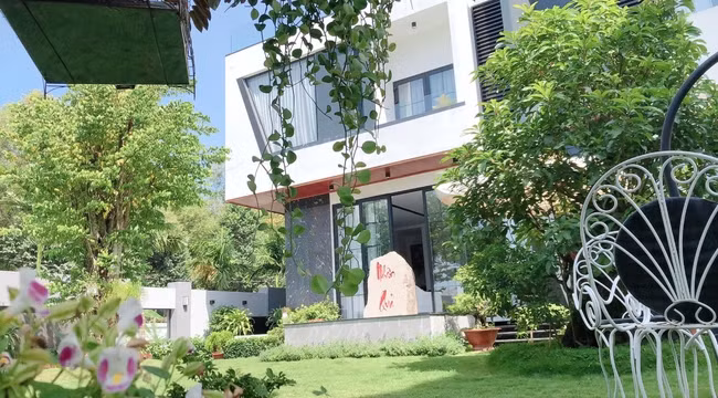 Ngoài căn biệt thự này, Quốc Trường còn dành tặng bố mẹ căn biệt thự 25 tỷ ở Cần Thơ vào năm 2019. Ảnh: FB Nguyễn Quốc Trường