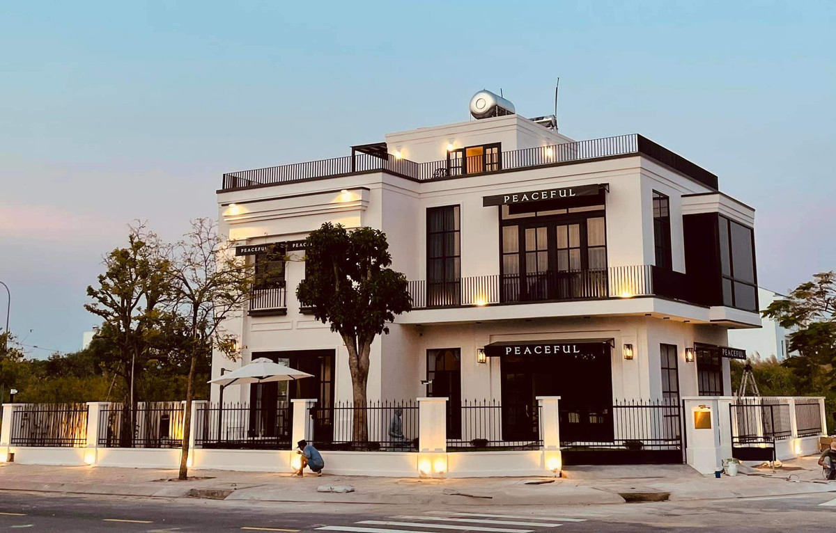 Nhờ vậy, nam diễn viên sở hữu khối tài sản đáng ngưỡng mộ, trong đó đáng chú ý nhất là căn biệt thự rộng 305m2, trị giá khoảng 40 tỷ đồng nằm trong khu đô thị Phú Mỹ Hưng, TP HCM. Ảnh: FB Nguyễn Quốc Trường