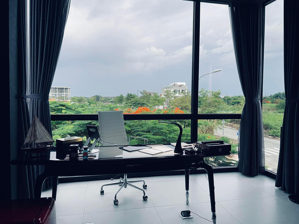 Phòng làm việc được bố trí nội thất khá đơn giản, view hướng về đường phố. Ảnh: FB Nguyễn Quốc Trường