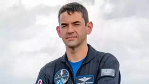 Năm 16 tuổi, Jared Isaacman sử dụng tấm séc trị giá 10.000 USD từ ông của mình làm vốn khởi nghiệp và mở cửa hàng trong tầng hầm ngôi nhà thời thơ ấu của mình.