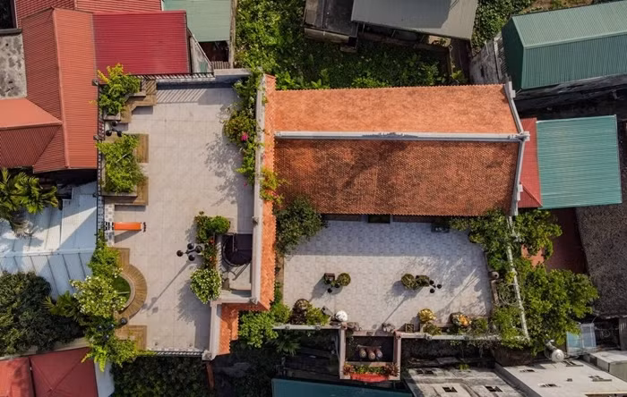 Ngôi nhà cổ trải qua 4 đời, nằm trên mảnh đất 460m2. Do nhu cầu sinh hoạt, vợ chồng chị quyết định xây căn biệt thự mới nhưng không muốn phá dỡ ngôi nhà cổ hơn 100 tuổi, nơi gắn bó với nhiều thế hệ gia đình. Ảnh: Happynest