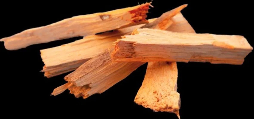 Gỗ đàn hương được sử dụng rộng rãi trong ngành công nghiệp mỹ phẩm vì mùi hương thơm ngát và lưu lại lâu. Sản lượng giảm khiến gỗ đàn hương ngày càng hiếm và đắt đỏ, khoảng gần 2 triệu đồng/30cm. Ảnh: Usvintagewood