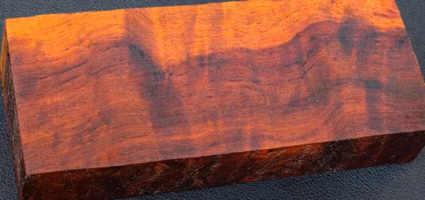 Bubinga - gỗ cẩm lai hồng là loại gỗ to, màu nâu đỏ với sọc tím hoặc đen, thớ gỗ mịn, dễ đánh bóng... Loại gỗ này có nguồn gốc từ Nam Phi với độ bền cao. Ảnh: Usvintagewood