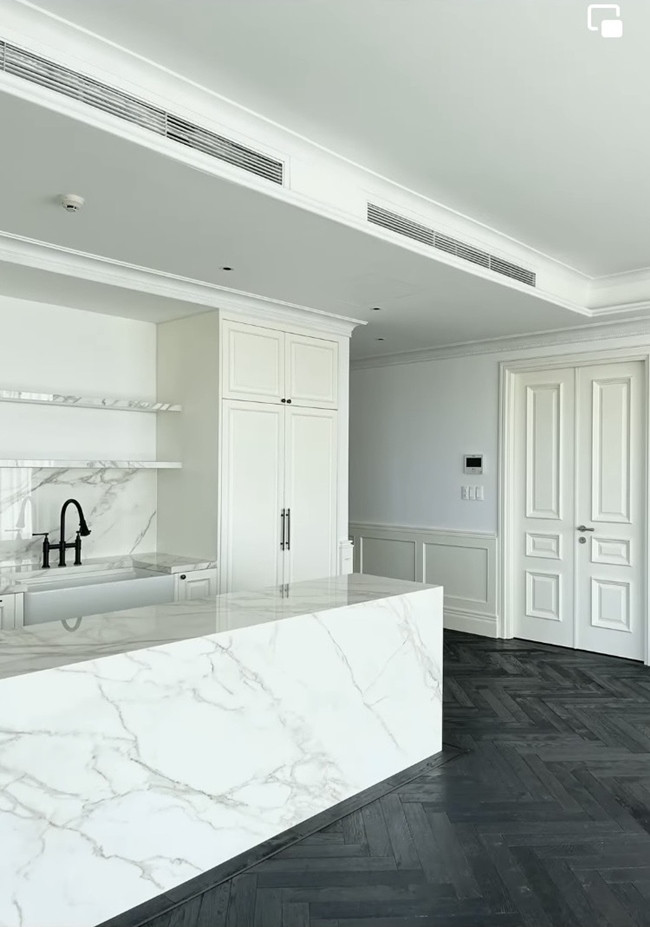 Sàn nhà được nam ca sĩ khéo léo phối giữa sàn gạch lát bông với nét đẹp cổ điển. Ảnh: FBNV