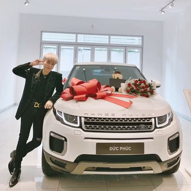 Năm 2018, Đức Phúc tậu chiếc xe hơi Range Rover Evoque trị giá hơn 3 tỷ đồng. Ảnh: Vietnamnet